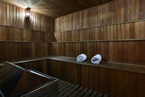 una sauna vacía con dos toallas sentadas en un estante en Transamerica Prime Paradise Garden (Paraíso), en São Paulo