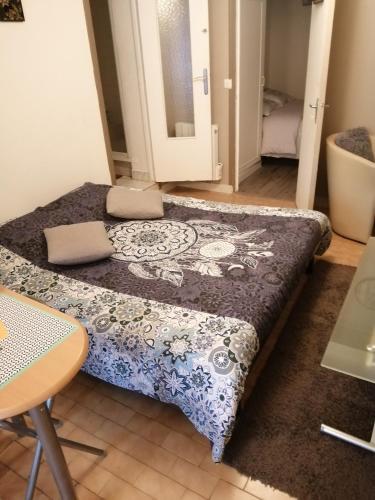 une petite chambre avec un lit et un miroir dans l'établissement appartement type f2 proche PARIS 25 KM, à Andilly