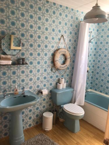 A bathroom at Ballygally Seaview Cottage