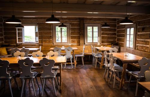 comedor con mesas y sillas de madera en Knežicka chalupa en Vrchlabí