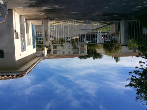 un reflet du ciel dans une piscine dans l'établissement coeur périgord, à Bergerac