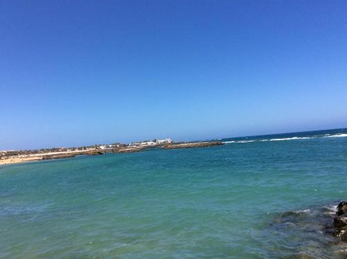 a view of the ocean with a beach in the background at Apartamento tranquilo Sun Beach in Caleta De Fuste
