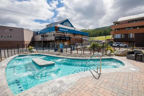ein großes Schwimmbad vor einem Gebäude in der Unterkunft Sugarloaf Mountain Hotel in Carrabassett