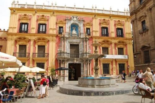 Hostia v ubytovaní Ideal Holiday Apartment City Center