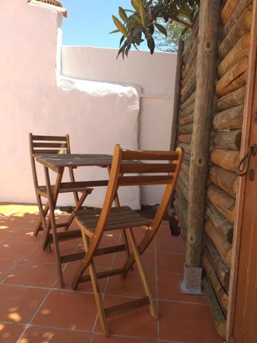 a table and chairs on the balcony of a house at Casas do Ardila in Santo Amador