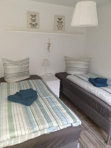 2 Betten nebeneinander in einem Zimmer in der Unterkunft Fe-Wo/Haus Maui bei Berlin m Garten Schulzendorf bei Schönefeld in Schulzendorf