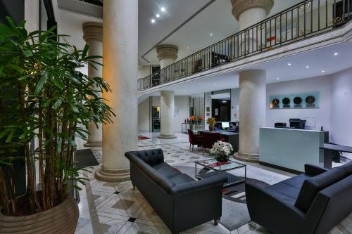 un vestíbulo con 2 sofás y una escalera en Transamerica Paradise Garden, en São Paulo