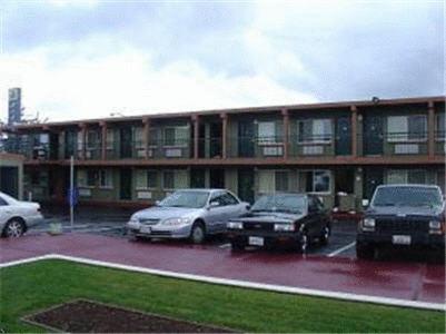 tres autos estacionados en un estacionamiento frente a un edificio en Sequoia Inn Redwood City, en Redwood City