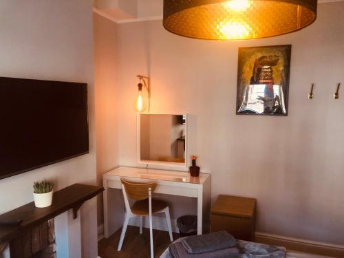 Maritime Pods في بورتسماوث: غرفة مع مكتب مع تلفزيون ومرآة