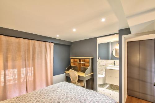 une chambre avec un lit, un bureau et un lavabo dans l'établissement Charming Duplex 2 Suites OLD TOWN, à Nice