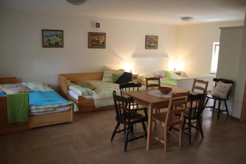 uma sala de estar com uma mesa e cadeiras e um sofá em Rock&Lodge em Bohinj