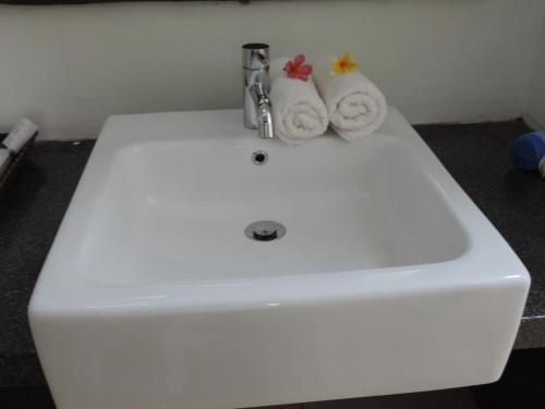a white sink with two towels on top of it at Casus Dream Hotel in Gili Trawangan