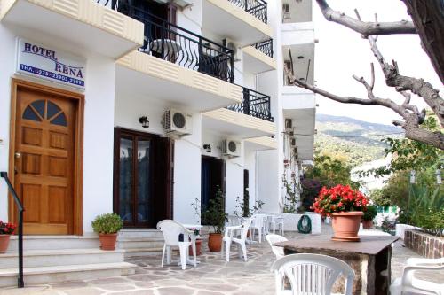 ein Gebäude mit einem Tisch und Stühlen auf einer Terrasse in der Unterkunft Hotel Rena in Agios Kirykos