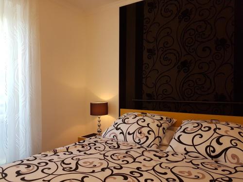 Schlafzimmer mit einem Bett und einem Fenster in der Unterkunft A&M Apartment Bad Mergentheim in Bad Mergentheim