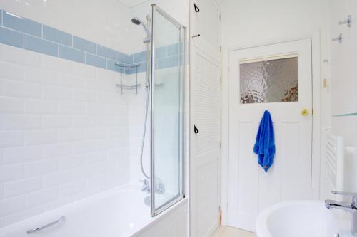 un baño con ducha y lavabo en Little Coombe, en St Ives