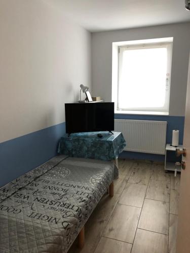 ein Schlafzimmer mit einem Bett und einem Fenster in der Unterkunft Fremdenzimmer Sas in Hückelhoven