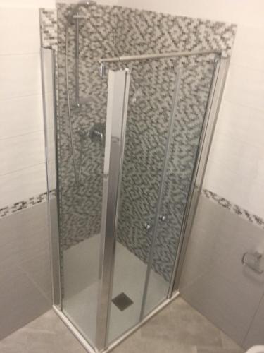 a shower with a glass door in a bathroom at Le Divine di via Olivieri - Reception Via XXV Aprile 5 in Levanto