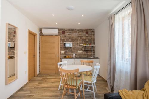 a kitchen and dining room with a table and chairs at The Starlings Apartments Plitvice Lakes in Plitvička Jezera