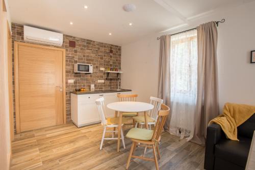 a kitchen and a dining room with a table and chairs at The Starlings Apartments Plitvice Lakes in Plitvička Jezera
