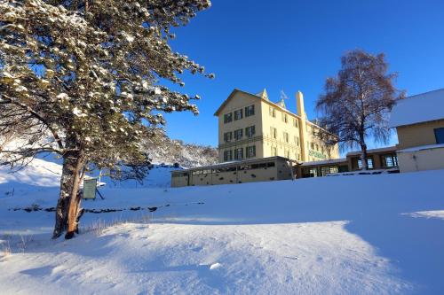 ペリッシャー・バレーにあるSponars Chaletの雪の中の木の建物