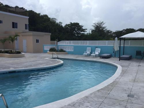 a swimming pool in a yard next to a house at Cool Breeze Discovery Bay in Discovery Bay