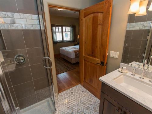 1 dormitorio con 1 cama y baño con ducha. en Columbia Cliff Villas, en Hood River