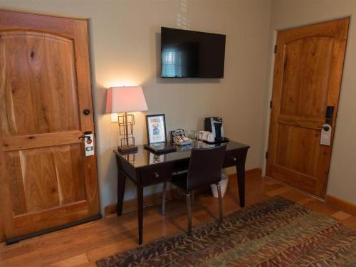 a room with a desk with a lamp and a door at Columbia Cliff Villas in Hood River