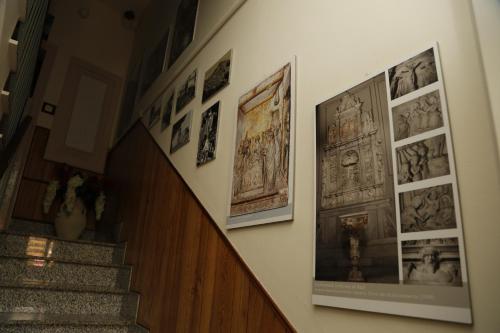 einen Flur mit Bildern an der Wand und Treppe in der Unterkunft B&b Al Centro Nicosia in Nicosia