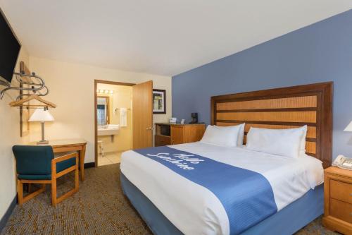 A bed or beds in a room at Days Inn by Wyndham Renfro Valley Mount Vernon