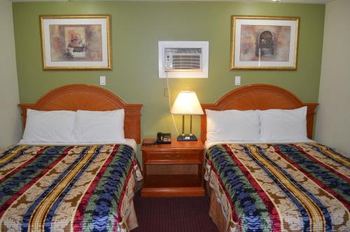 Posteľ alebo postele v izbe v ubytovaní Lincoln Motel