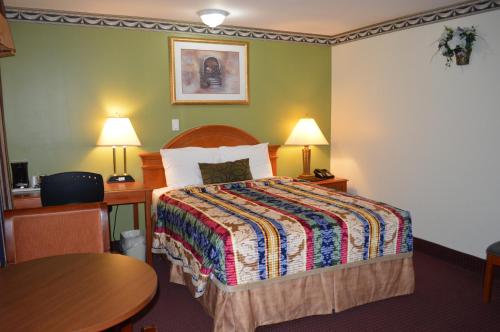 Ένα ή περισσότερα κρεβάτια σε δωμάτιο στο Lincoln Motel