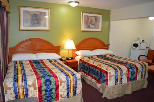 Ένα ή περισσότερα κρεβάτια σε δωμάτιο στο Lincoln Motel