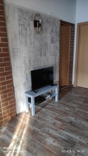a living room with a tv and a bench at Casa O Chaparrinho in Monsaraz