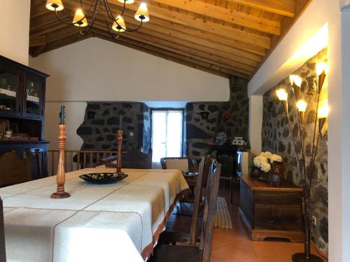 a dining room with a table in a room at Casa de Lá in Prainha de Cima