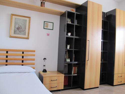 una camera con letto e libreria di Brilliant holiday a Ostuni