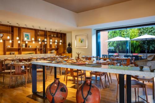 Ein Restaurant oder anderes Speiselokal in der Unterkunft Hyatt Centric Campestre Leon 