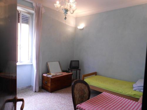 1 dormitorio con cama, mesa y ventana en Sidereus, en Roma