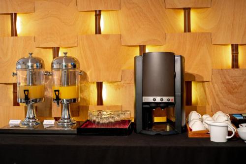 Comodidades para preparar café e chá em The Quadrant Hotel & Suites