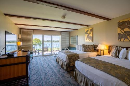 um quarto de hotel com duas camas e uma varanda em The Dana on Mission Bay em San Diego