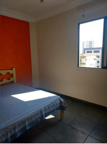 Schlafzimmer mit einem Bett und einem Fenster in der Unterkunft praia grande sp in Praia Grande
