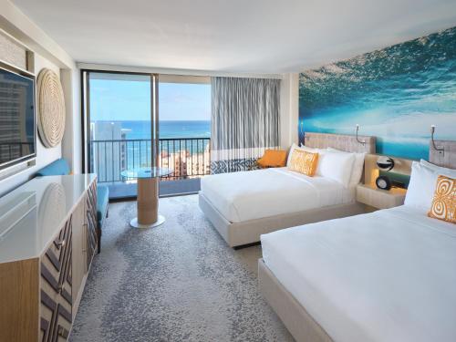 Postel nebo postele na pokoji v ubytování OUTRIGGER Waikiki Beachcomber Hotel