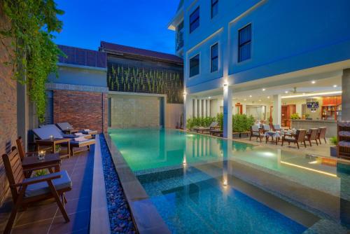 A piscina localizada em Mony Reach Angkor Hotel ou nos arredores