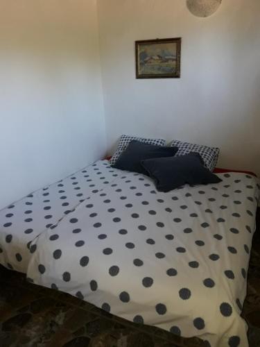 uma cama com lençóis de bolinhas num quarto em Finca La Ramona em Isora