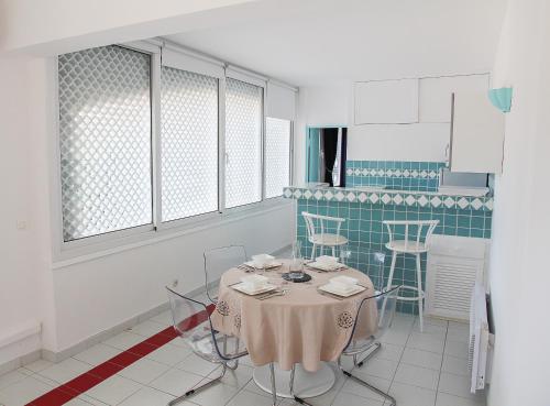 - une salle à manger avec une table et des chaises dans l'établissement Les Arcades, à Porto-Vecchio