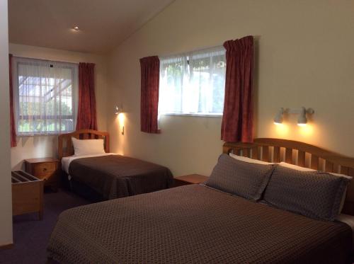 Cette chambre comprend 2 lits et une fenêtre. dans l'établissement AAA Marlin Motel, à Picton