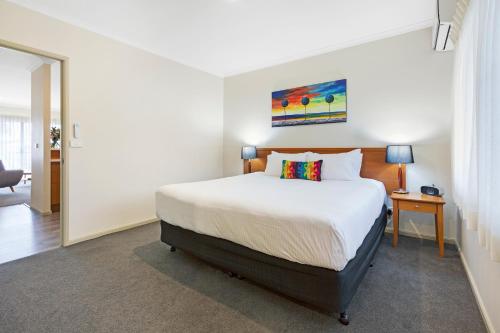 a bedroom with a large bed in a room at Quest Tamworth in Tamworth