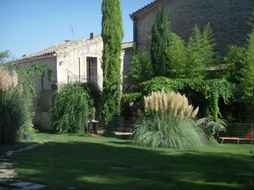 Zahrada ubytování Gites du Mas Gibert à SAUSSINES entre Nimes et Montpellier