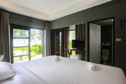 Gulta vai gultas numurā naktsmītnē Bayview Resort