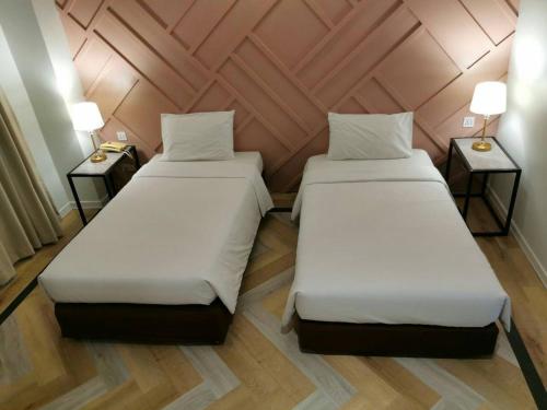 En eller flere senger på et rom på The Regent Ubon Hotel
