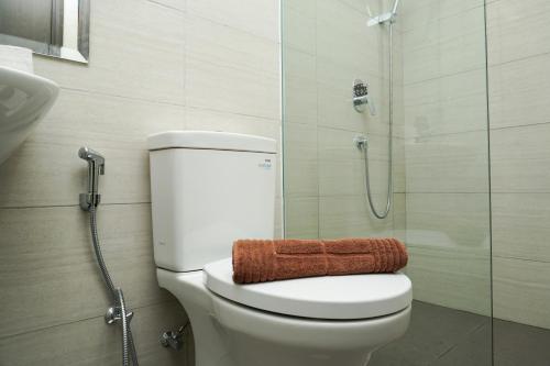 Koupelna v ubytování Exclusive 1BR Ciputra International Apartment By Travelio